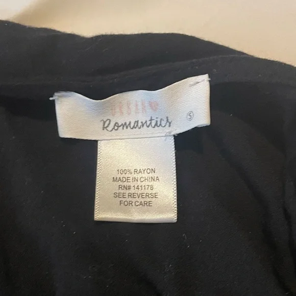 Simple black blouse - Picture 3 of 3